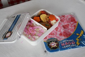 名護球場のお隣に「パーラーゆがふいん」、ファイターズオフィシャルさくら弁当を好評販売中です。
